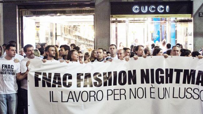 Sit in notturno in piazza Strozzi per i dipendenti FNAC