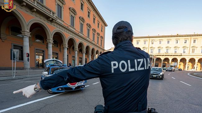 Via Puccinotti: pusher in fuga “semina” droga per strada