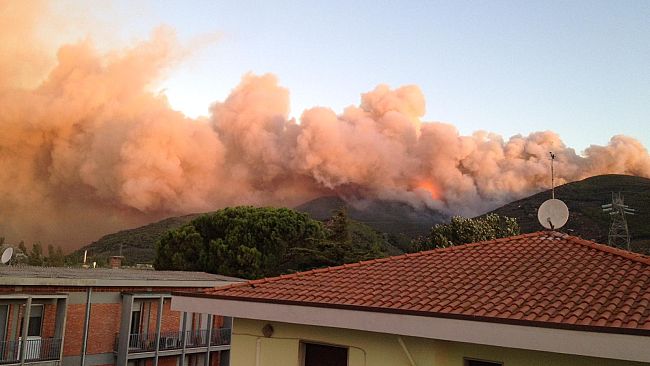 Vasto incendio sui Monti Pisani