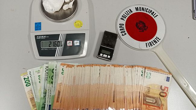 Presi a uno spacciatore 21 grammi di cocaina e oltre 11mila euro