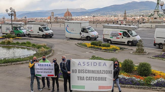 Ambulanti in corteo, oltre 1.300 furgoni hanno invaso Firenze