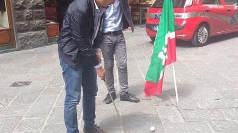 Candidato sindaco gioca a golf tra le buche di Firenze