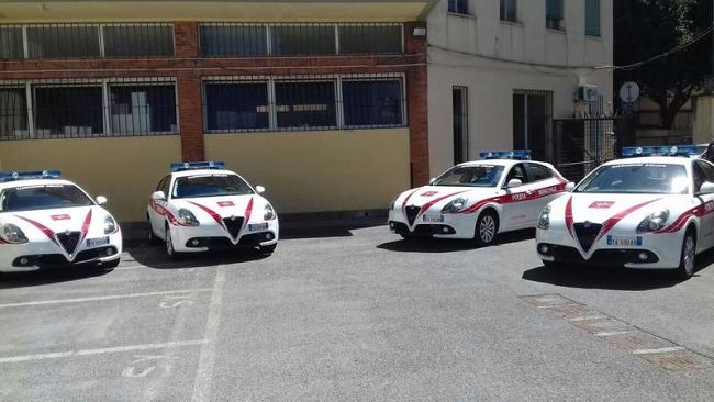 Rompe vetro e rovista in un'auto: preso nigeriano