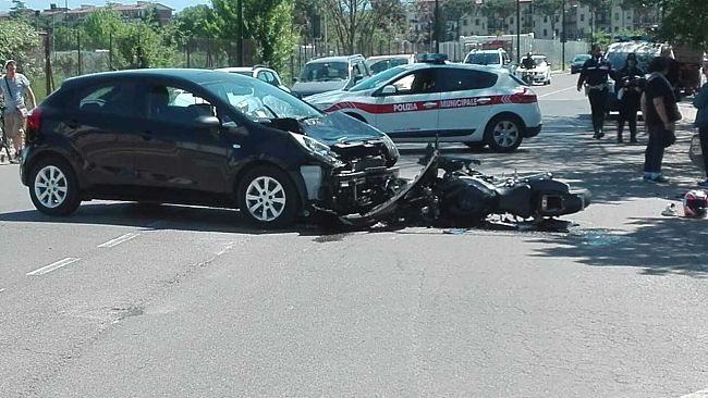Scontro auto-moto in via Minervini
