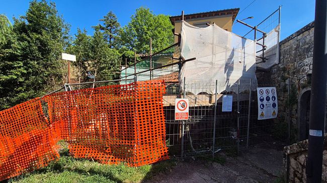 Restauro del Lavatoio–Fonte con tabernacolo in via del Ferrone