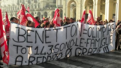 Dirigenti Benetton sequestrati dagli operai dopo l'annuncio dei licenziamenti