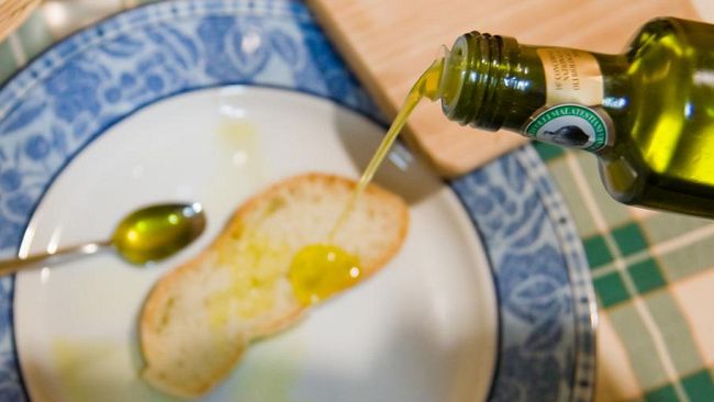 Olio extravergine d'oliva, l'Italia lo importa. Paradosso tutto nostrano