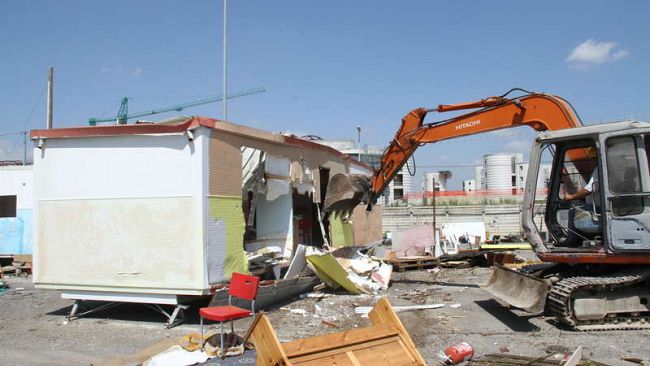 Ruspe in azione al campo rom dell’Olmatello: avviata la demolizione