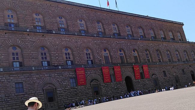 Pusher in fuga spruzza spray al peperoncino sui poliziotti