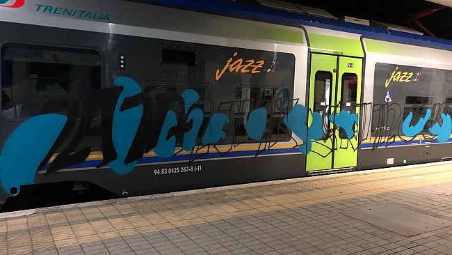 Treni, fermati graffitari in azione sui nuovi mezzi