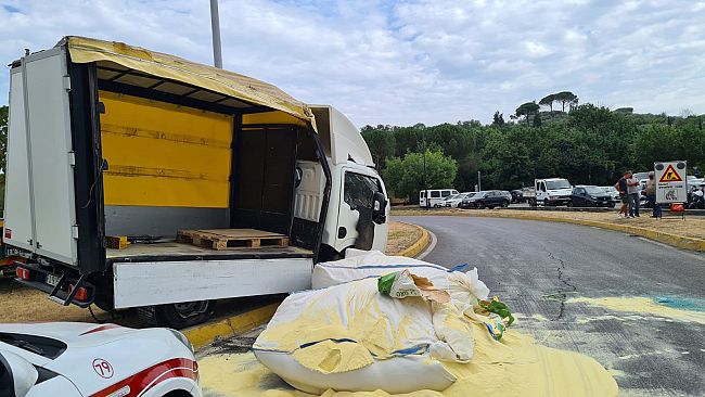 Ponte a Ema, carreggiata invasa dalla farina