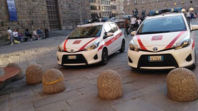 Sosta abusiva nei posti riservati ai mezzi elettrici in ricarica: 52 multe