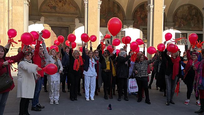 La Toscana si è colorata di rosso contro la violenza sulle donne