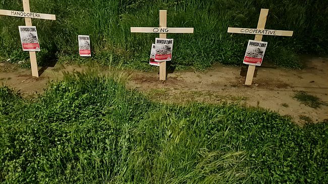 Stazione Leopolda, Casapound dissemina croci e uno striscione