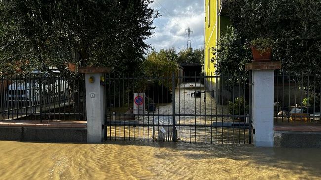 Dopo l'alluvione: Campi Bisenzio, le foto di una domenica nel fango