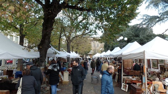 Indipendenza Antiquaria: grande successo per il vintage in centro storico