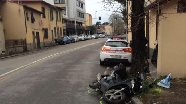 Investe motociclista, scappa e perde il portafogli