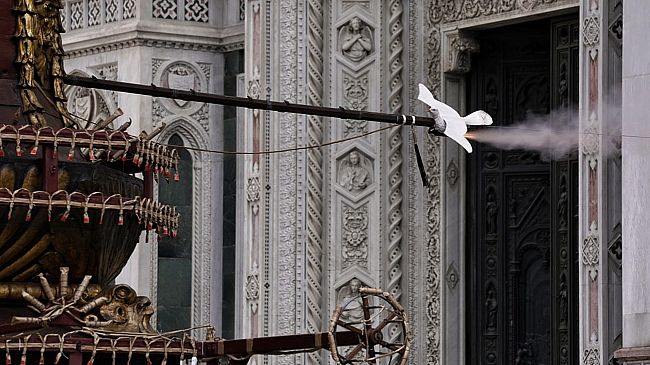 Pasqua a Firenze, volo perfetto della colombina