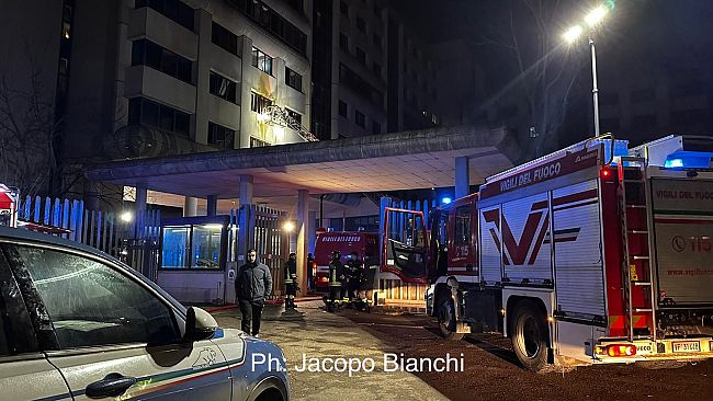 novoli-incendio-nella-caserma-di-polizia