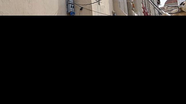 La lapide a Giovanni Becciolini tra bancarelle e cavi volanti