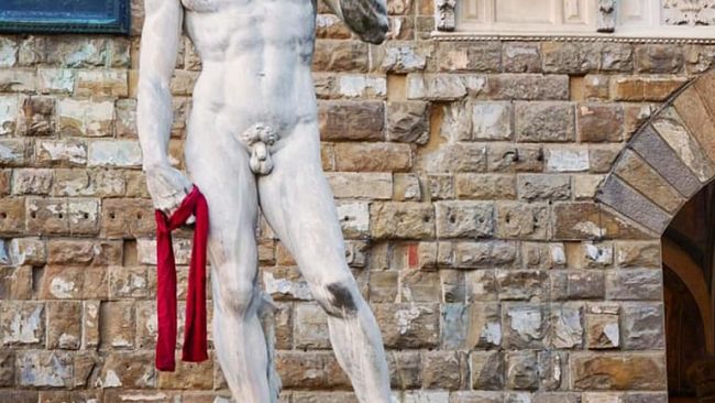 No alla violenza sulle Donne, a Firenze David col drappo rosso