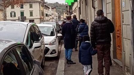 Saldi, a Firenze partenza fiacca: le uniche file sono per i tamponi