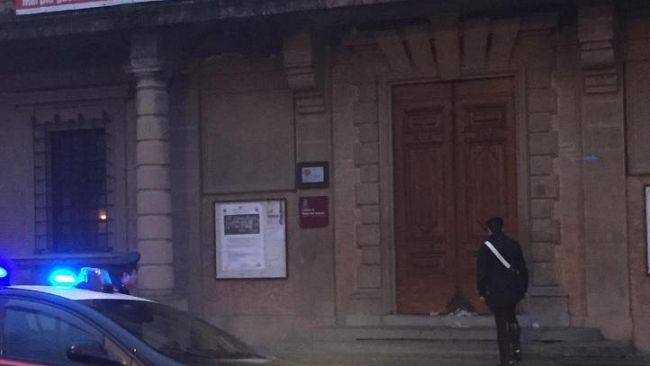 ​Borgo San Lorenzo: tenta di incendiare il portone del Municipio