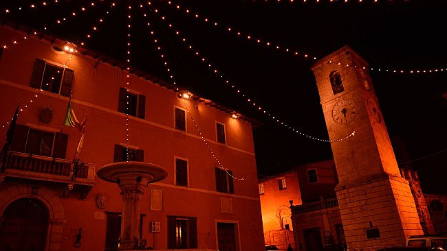 L'albero di Natale per una festa con i fiocchi