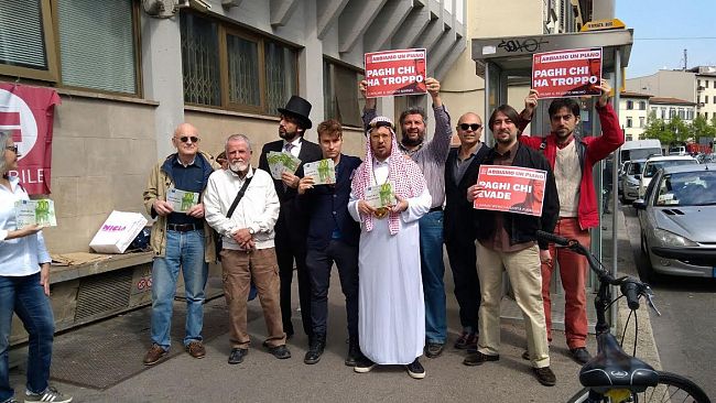 Flat Tax: a Firenze travestiti da miliardari per protesta
