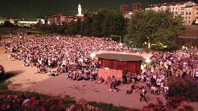 Estate a Firenze: la spiaggia contesa, lo spazio estivo finisce al Tar