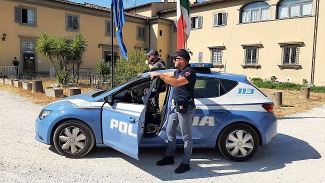 Arriva 'attrezzata' all’esame scritto per la patente B