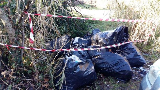 ​Rifiuti abbandonati: scarti di pelletteria, rischia l'arresto