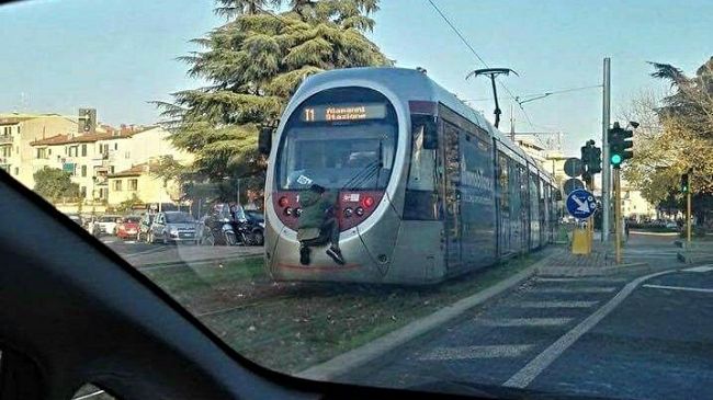Tramvia, si attacca al Sirio: gesto folle a Firenze 
