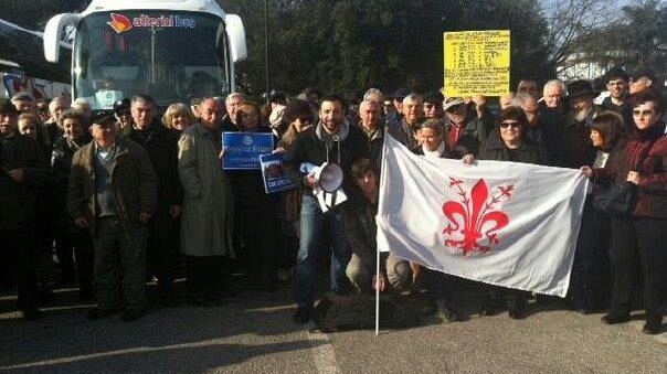 Aggressione sui Lungarni al pullman Pdl, lo sfottò degenera in rissa