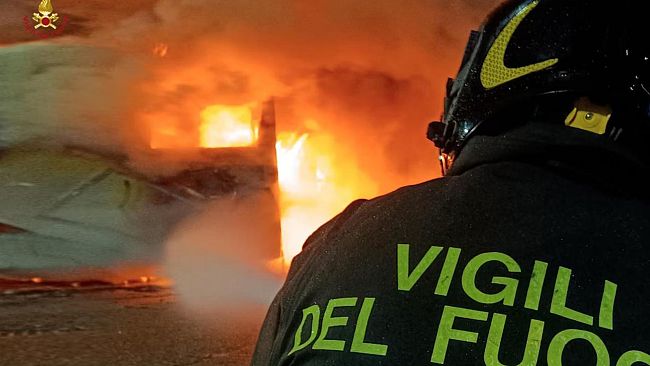 ​Incendio al deposito bus di Firenze: 19 mezzi colpiti