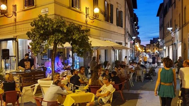​Saldi estivi 2026 in Toscana: il fascino del cartellino rosso