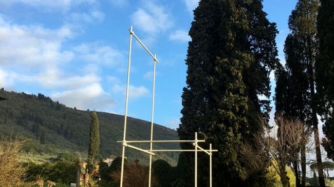 La mega sedia di Qiu Yi a Prato