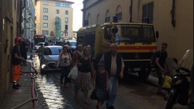 Oltrarno senza acqua: Lungarno Torrigiani, tornano le autobotti