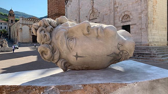 A Pietrasanta “T r u l y” di Fabio Viale