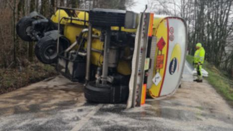 Passo della Futa: ribaltata cisterna di gasolio