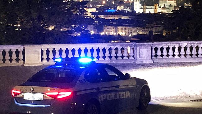 Le rubano la borsa al tavolo mentre balla in un locale sui Lungarni