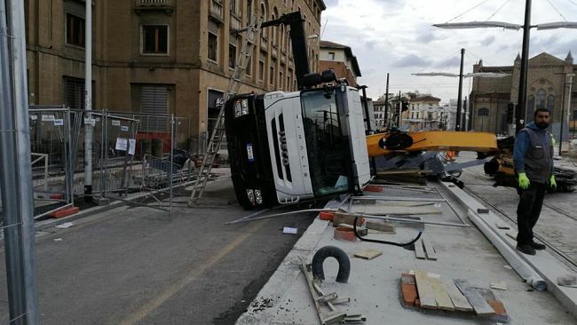 Tramvia: incidente, a Santa Maria Novella si ribalta un mezzo nel cantiere