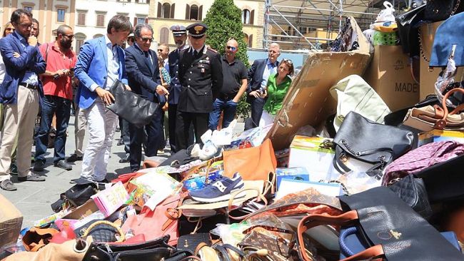 Venditori abusivi a Firenze, esposizione shock in piazza Signoria