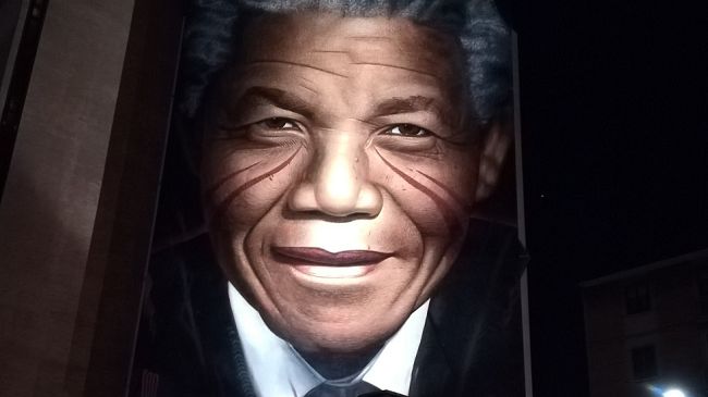 Nelson, il murale di Mandela illuminato di notte con un impianto innovativo