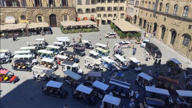 Invasione di caddy e risciò in piazza Signoria 