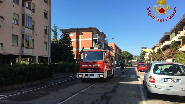 Gas nelle fognature: evacuati 8 palazzi a Lastra a Signa