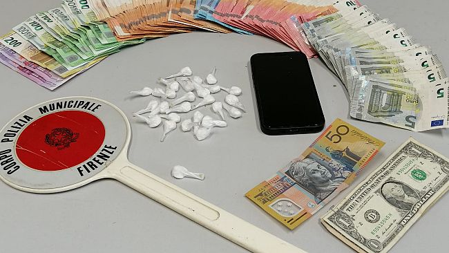 Spacciatore in monopattino arrestato in piazza San Firenze