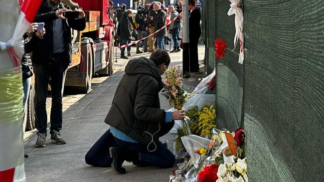 Via Mariti, fiori sul cantiere della tragedia 