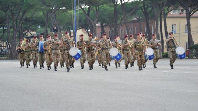 Brigata Paracadutisti “Folgore” in visita al Meyer a suon di musica