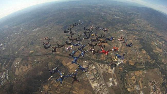 Paracadutismo Sportivo: nuovo record di Grande Formazione in caduta libera